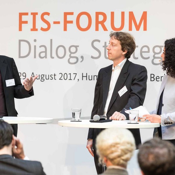 Redner auf der Bühne beim FIS-Forum.