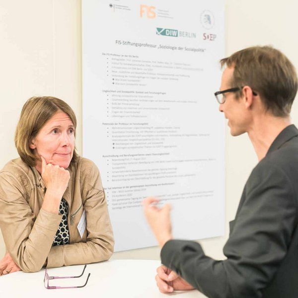 Zwei Personen unterhalten sich.