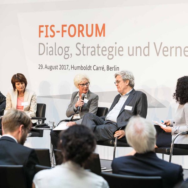 Podiumsdiskussion beim FIS-Forum.