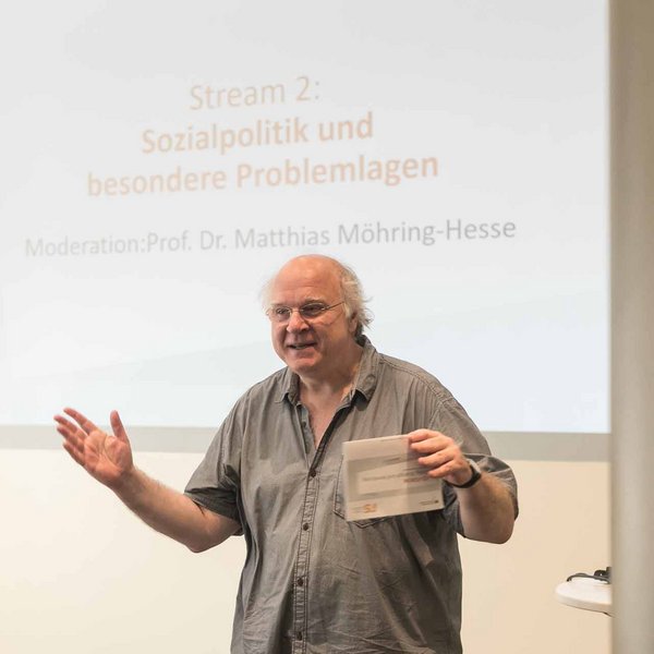 Redner auf der Bühne.