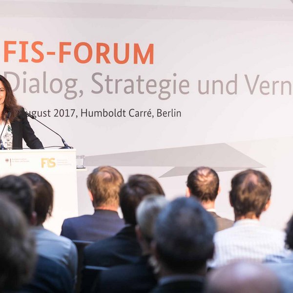 Yasmin Fahimi am Rednerpult.