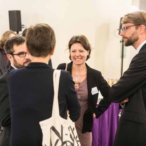 Besucher stehen in Gesprächsrunde.