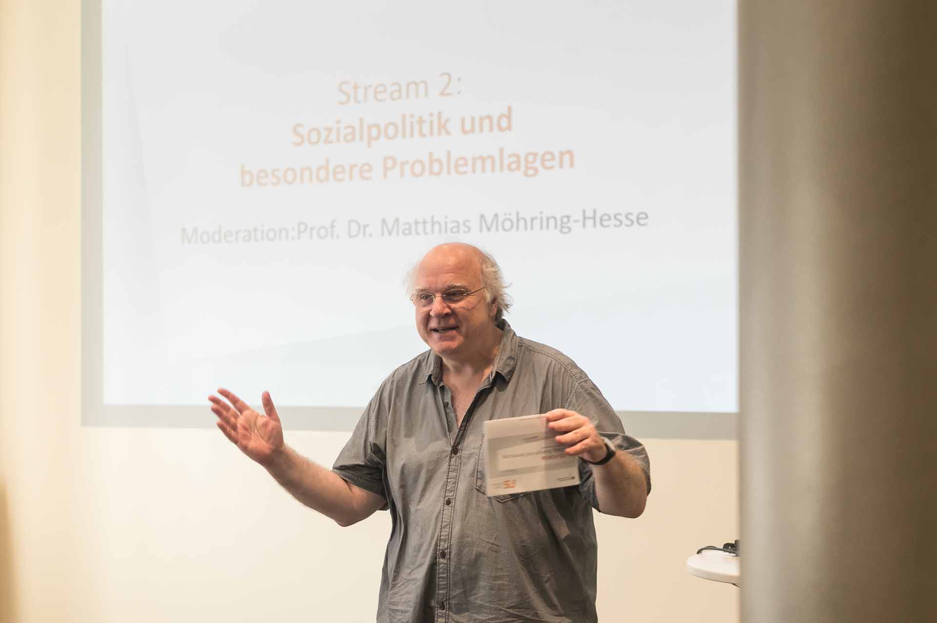 Redner auf der Bühne.