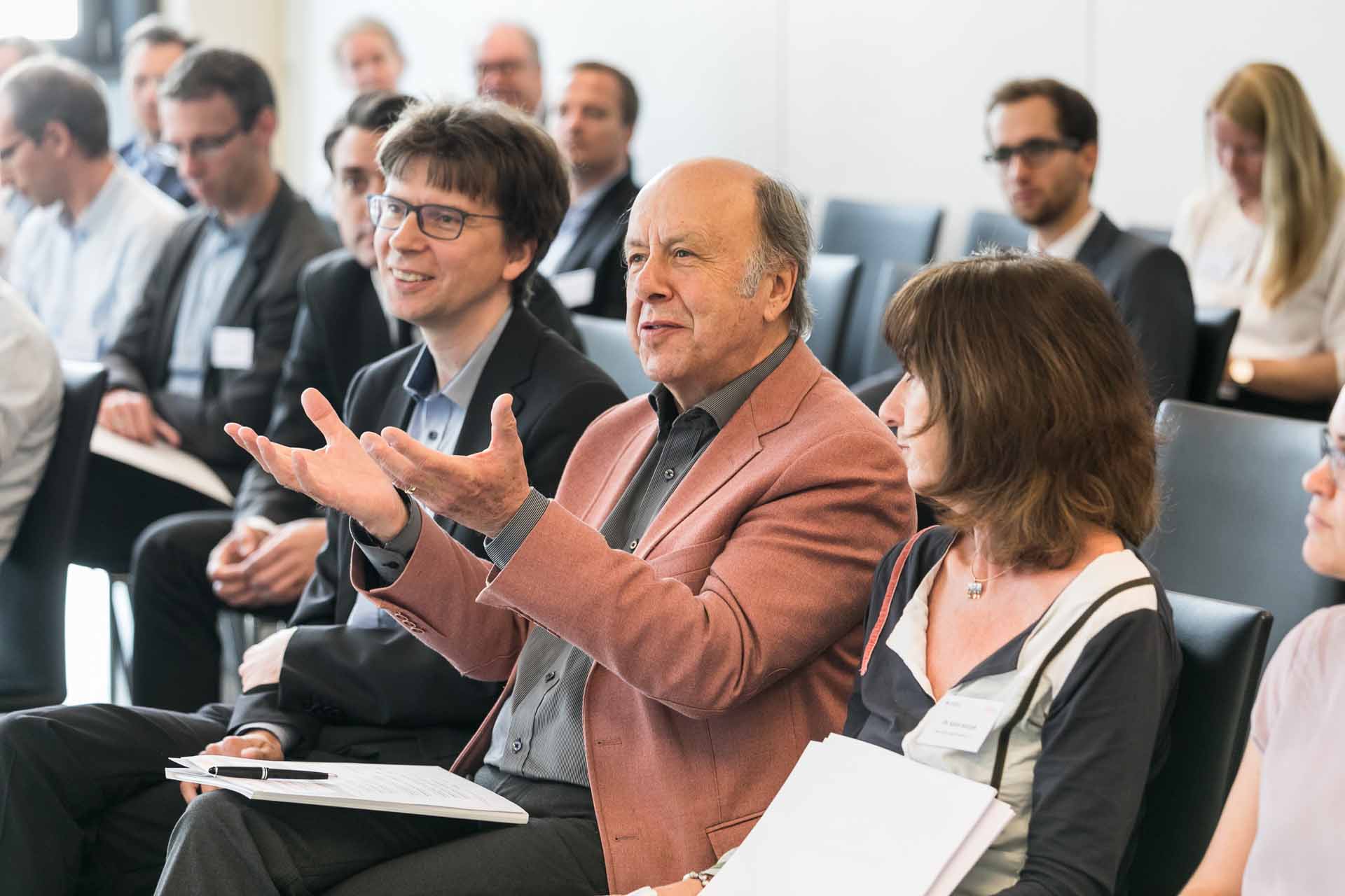 Mann im Publikum spricht.