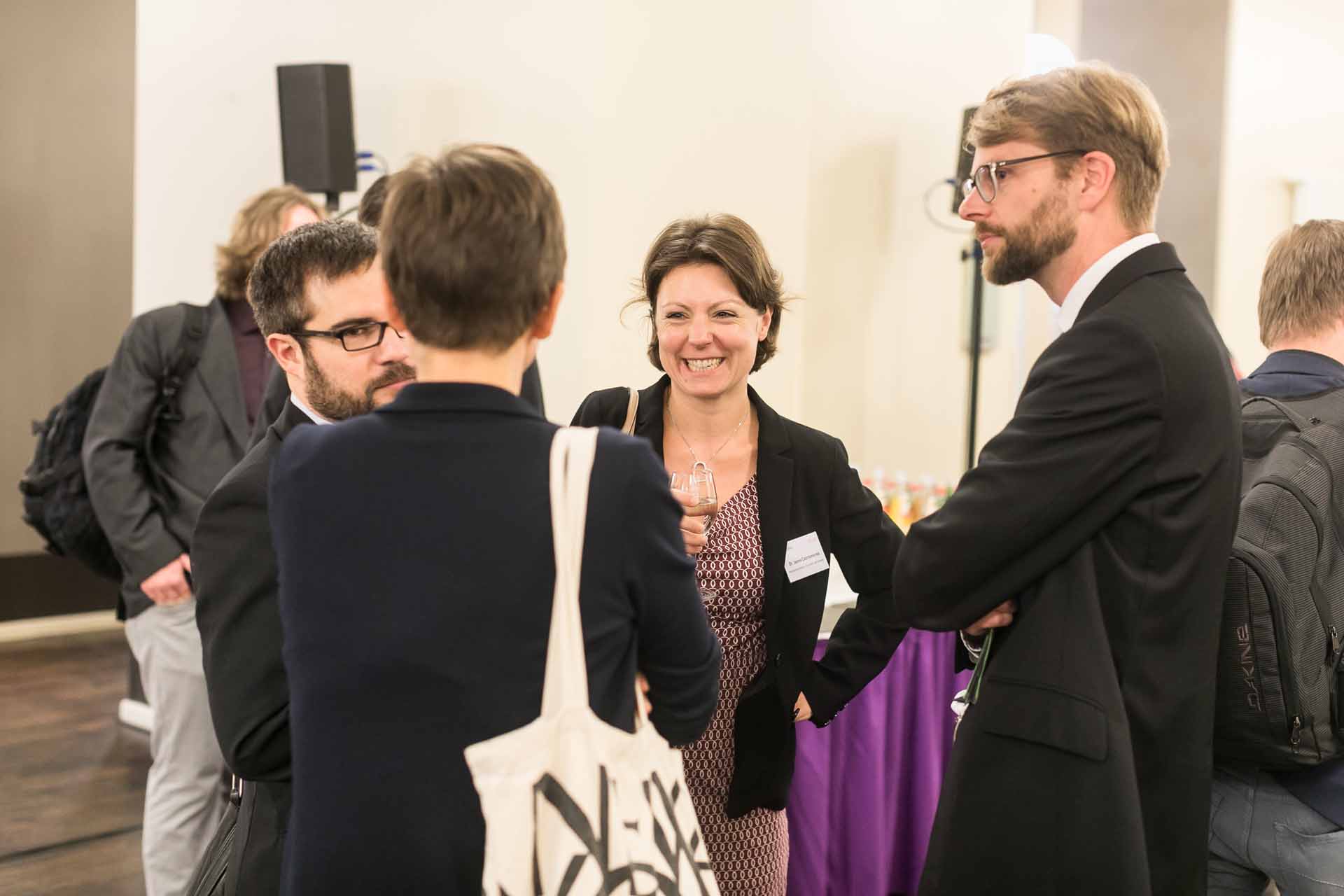 Besucher stehen in Gesprächsrunde.