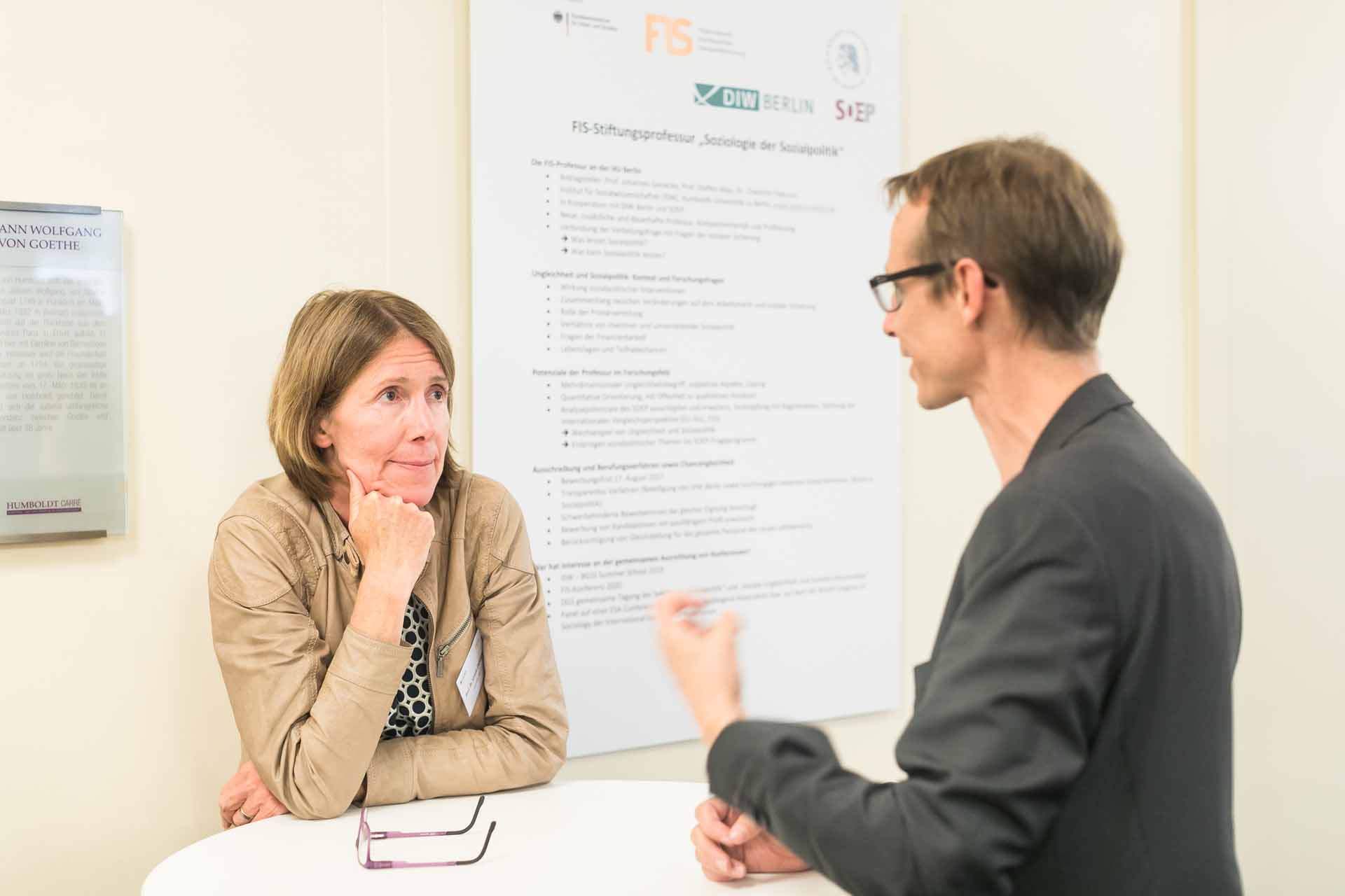 Zwei Personen unterhalten sich.