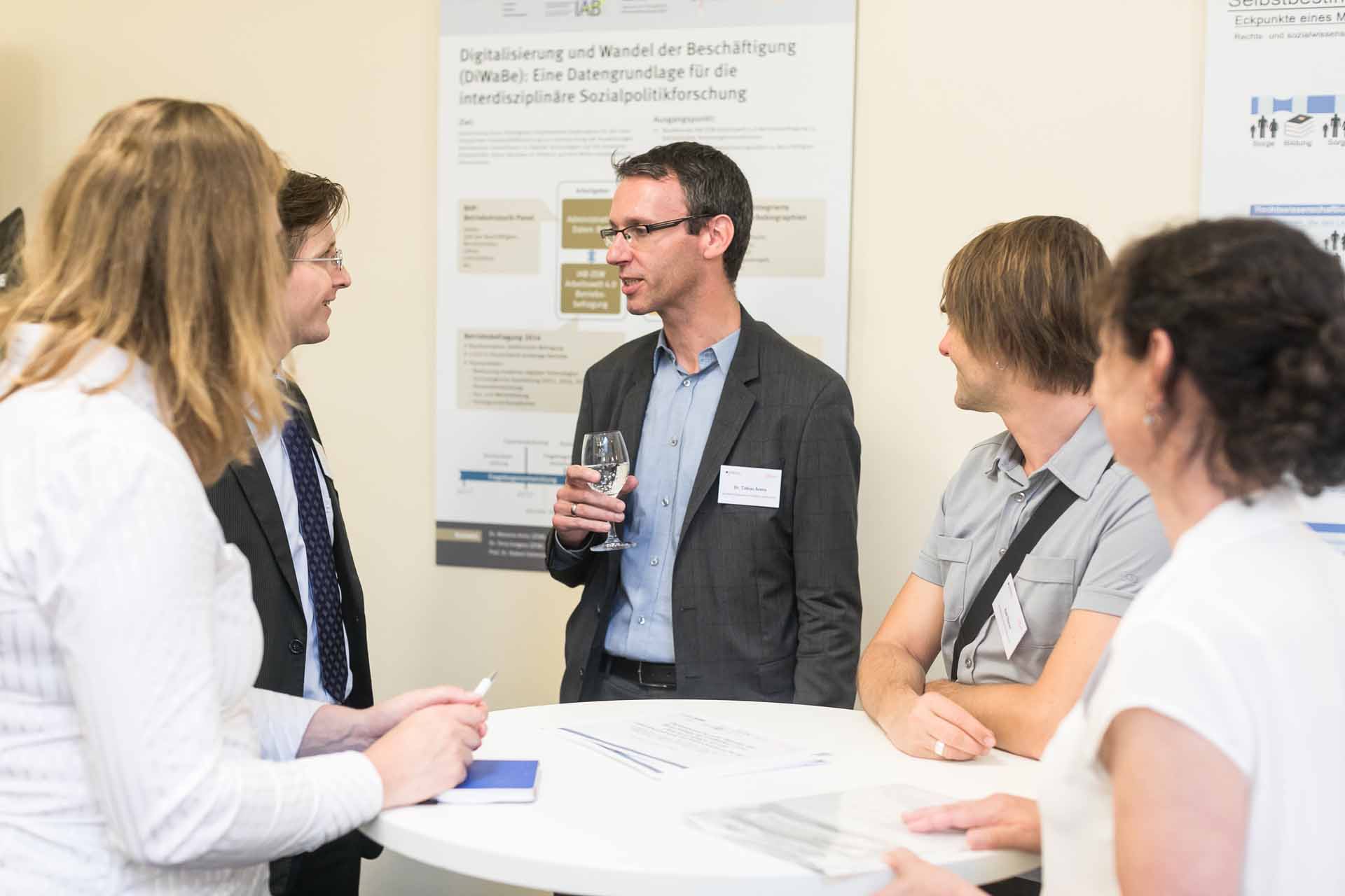 Mehrere Personen in einer Unterhaltung.