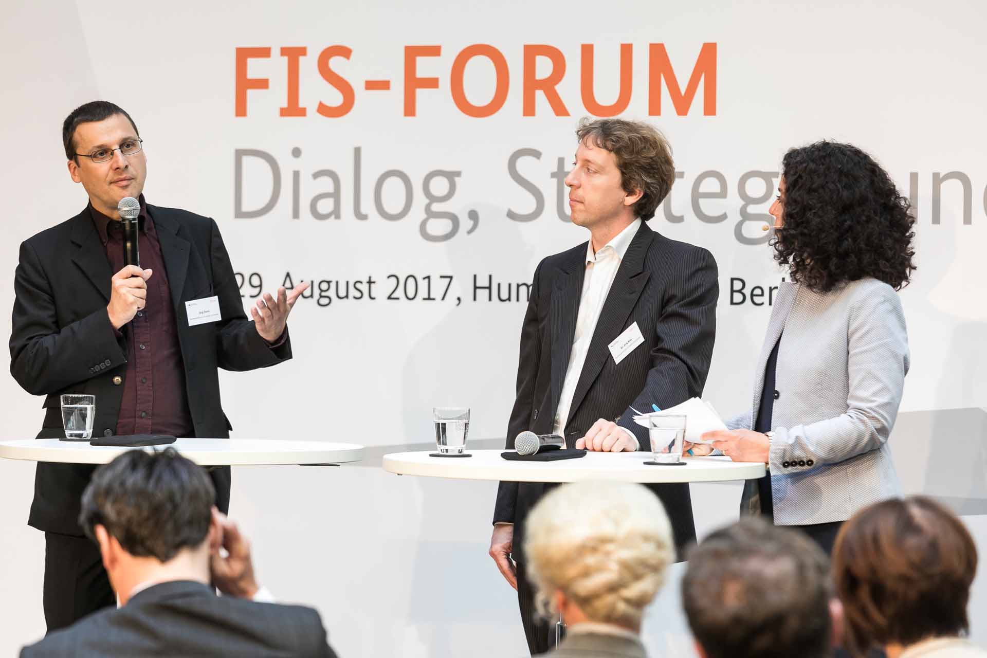 Redner auf der Bühne beim FIS-Forum.